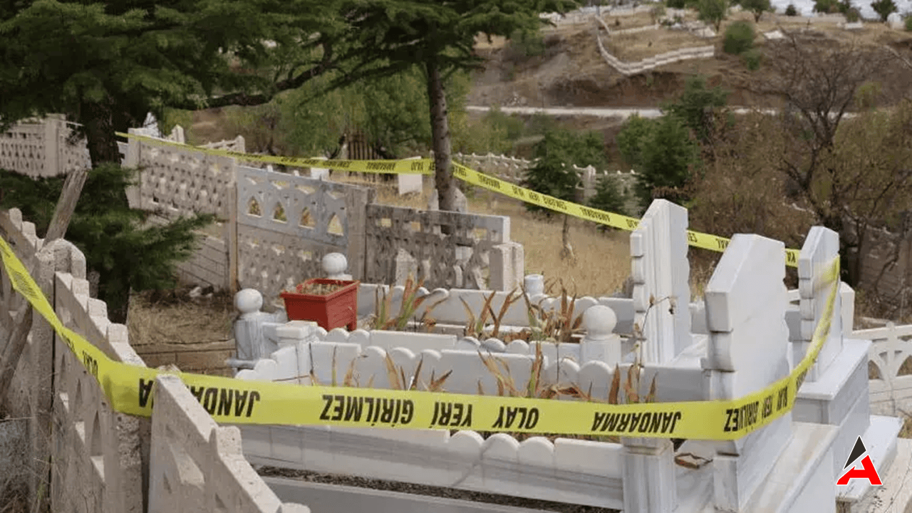 Tarihi Mezarlıkta Poşete Sarılı Bebek Cesedi Bulundu